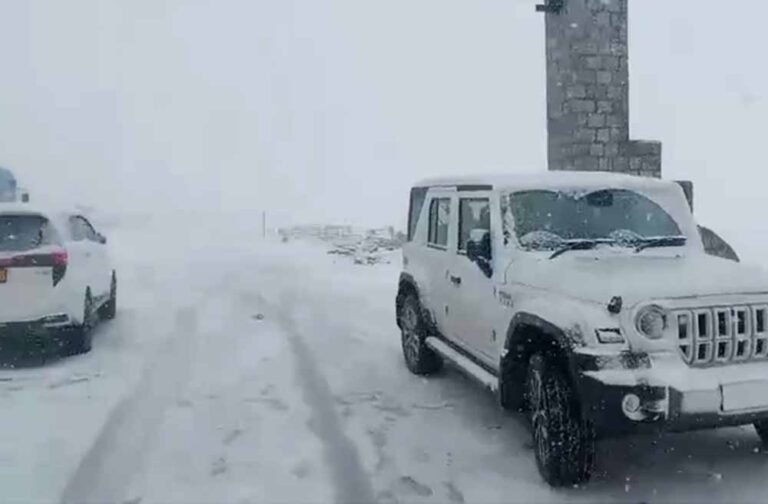 बर्फबारी का असर: जम्मू-कश्मीर की अहम सड़क बंद, यात्रियों को परेशानी