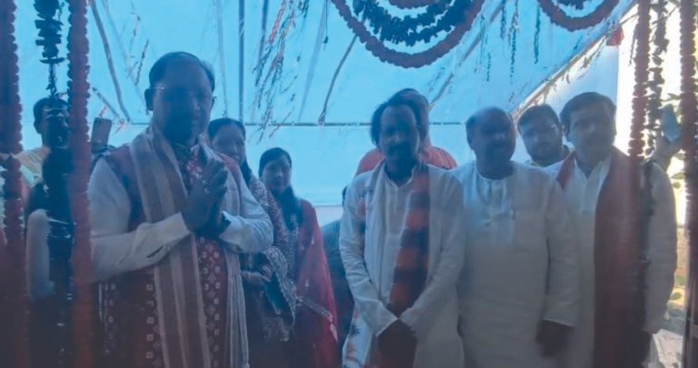 सीएम विष्णुदेव साय का नुआपाड़ा दौरा, पत्नी कौशल्या साय व विधायक पुरंदर मिश्रा रहे साथ