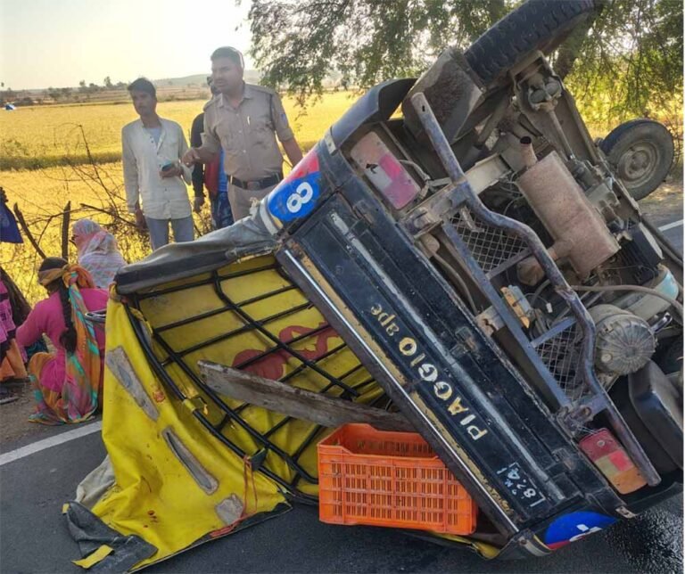 गुना के डायल 112हीरोज: तत्परता से मिली मदद, ऑटो पलटने से घायल महिलाओं को पहुँचाया अस्पताल