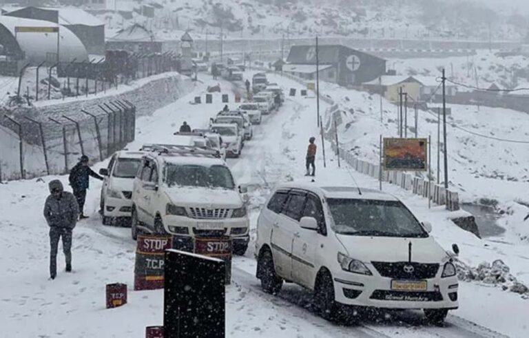 सिंथन टॉप पर बर्फबारी में फंसे 200 से ज्यादा पर्यटकों को सेना और पुलिस ने सफलतापूर्वक बचाया