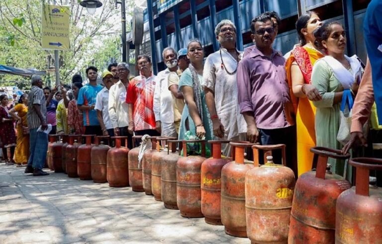 LPG की किल्लत से CG में परेशानी, एजेंसियों में लंबी लाइनें, लोग बोले- “घंटों धूप में खड़े हैं”, लकड़ी-कोयले की मांग बढ़ी