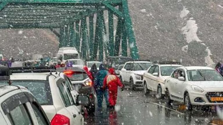 बर्फबारी के कारण अटल टनल की ओर जाने वाले मार्ग बंद, IMD का आज भी अलर्ट जारी