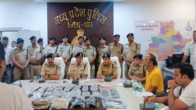 धार-खंडवा पुलिस ने नकली इनकम टैक्स अधिकारी बनकर डकैती करने वाले गिरोह का किया भंडाफोड़