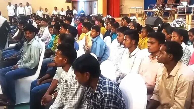 नक्सलवाद को बड़ा झटका: तेलंगाना में 130 माओवादियों ने किया आत्मसमर्पण