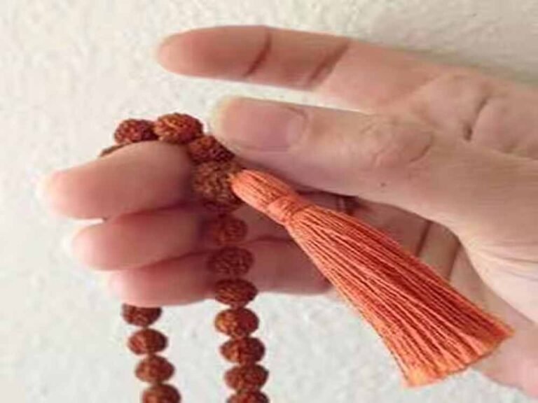 मानसिक शांति और सकारात्मक ऊर्जा के लिए रोज जपें ये 5 हिंदू मंत्र