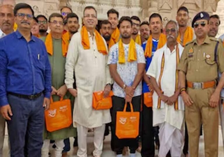 रामलला के चरणों में ऋषभ पंत, Lucknow Super Giants टीम के साथ पहुंचे अयोध्या, बेहतर प्रदर्शन की प्रार्थना