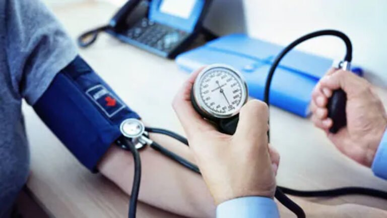 उच्च रक्तचाप के इलाज में क्रांति: वैज्ञानिकों ने खोजा रोज़ाना दवा से छुटकारा दिलाने वाला तरीका