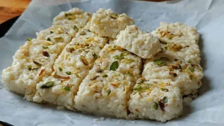 सिर्फ कुछ चीज़ों से घर पर बनाएं परफेक्ट दानेदार कलाकंद,  आसान रेसिपी