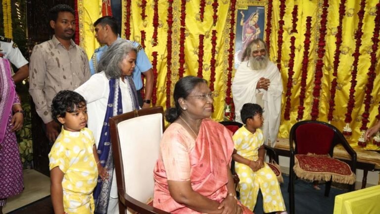 वृंदावन आश्रम में राष्ट्रपति द्रौपदी मुर्मू की प्रेमानंद महाराज से मुलाकात, राधे-राधे के साथ स्वागत