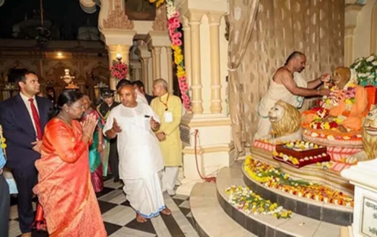 राष्ट्रपति द्रौपदी मुर्मु ने इस्कॉन और प्रेम मंदिर में की श्रद्धा से पूजा-अर्चना