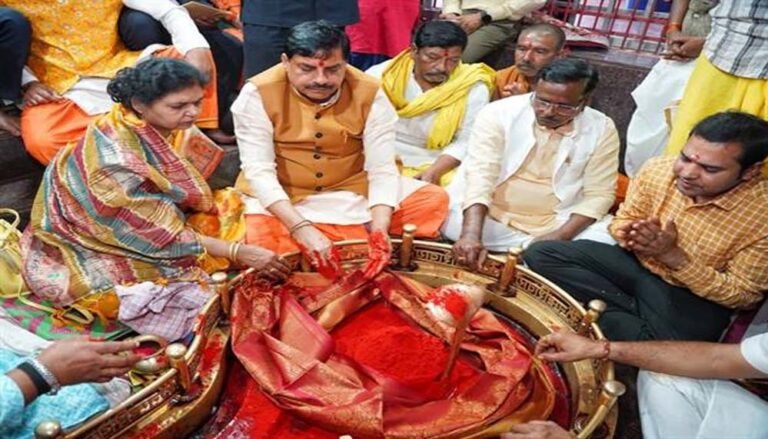 मुख्यमंत्री डॉ. यादव ने सपत्नीक अंगारेश्वर महादेव का पूजन-दर्शन कर अभिषेक किया