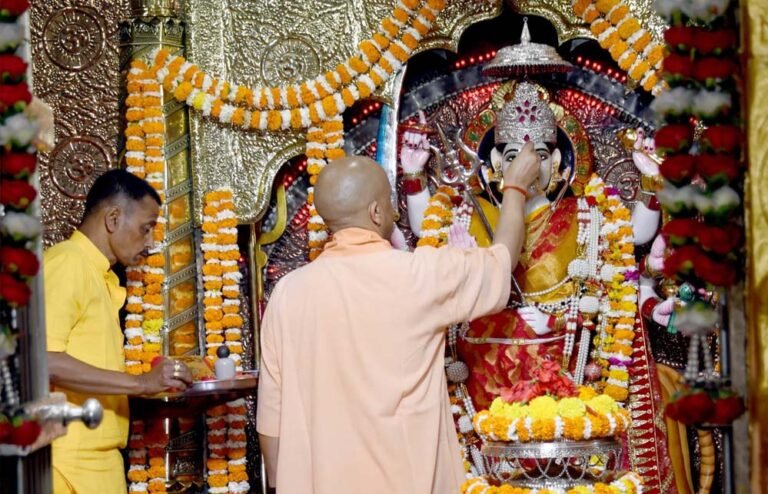 चैत्र नवरात्रि में गोरक्षपीठाधीश्वर ने मां के चरणों में लगाई हाजिरी, स्वस्थ-समृद्ध उत्तर प्रदेश की कामना की