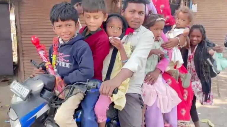 9 लोग, 1 बाइक: जान जोखिम में डालकर मौत की ओर बढ़ता सफर, वीडियो देखकर पुलिस के उड़े होश