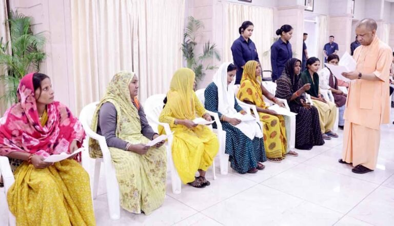 सीएम योगी  ने दी बच्चों को सीख- किताबें पढ़ो, सोशल मीडिया का अत्यधिक प्रयोग न करो