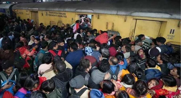 स्टेशन पर अफरा-तफरी: कन्फर्म टिकट न मिलने से जनरल कोचों की ओर दौड़े यात्री, RPF की अपील बेअसर