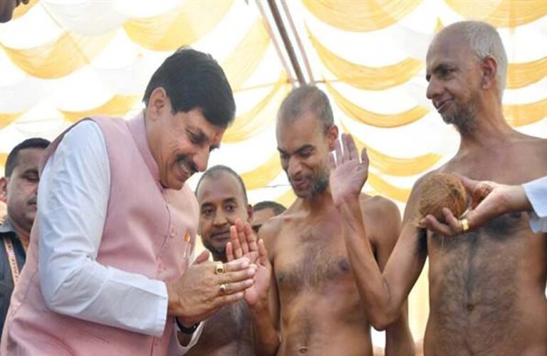 मुख्यमंत्री डॉ. यादव ने महावीर जयंती पर श्रमण मुनि 108 संभव सागर जी महाराज का आशीर्वाद प्राप्त किया