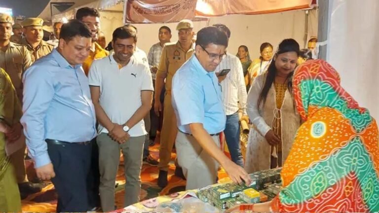 राम की पैड़ी पर आयोजित कार्यक्रम का ग्राम्य विकास आयुक्त व डीएम एवं सीडीओ ने किया शुभारंभ