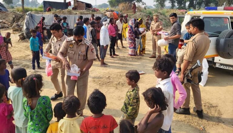 लखनऊ में पुलिस ने बेसहारा बच्चों के साथ मनाई होली, खुशियों से भरे उपहार दिए