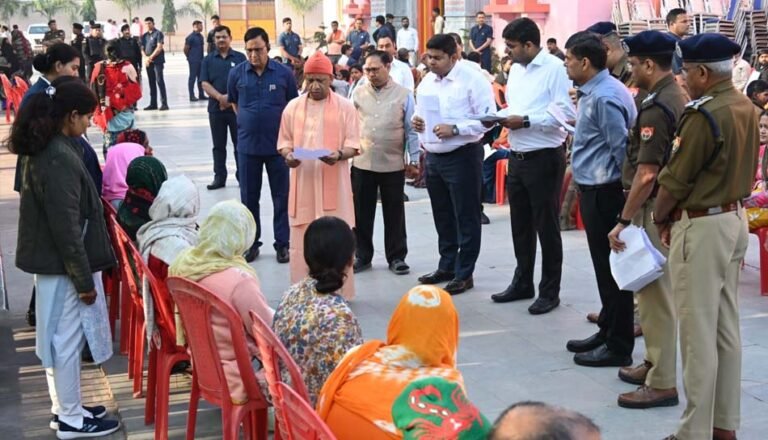 जनता दर्शन में गोरखनाथ मंदिर में 150 लोगों से मुलाकात कर उनकी समस्याएं सुनीं मुख्यमंत्री योगी आदित्यनाथ ने