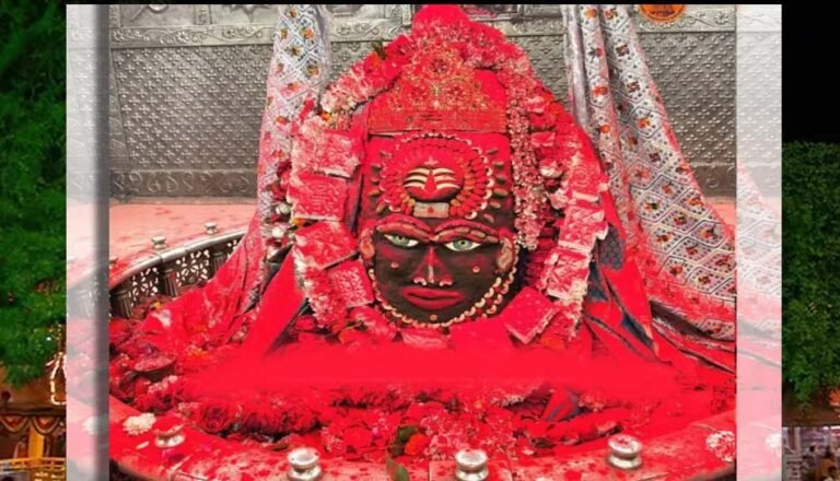 महाकाल नगरी में रंगों का जश्न, शिव-पार्वती के साथ थिरके पंडे-पुजारी और भक्त