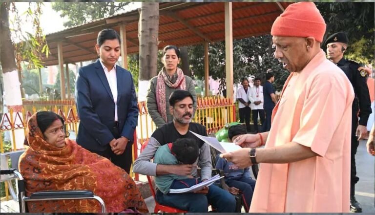 सीएम योगी का बड़ा ऐलान: ‘इलाज के लिए पैसा हमारी सरकार देगी’, जनता दर्शन में दिया भरोसा