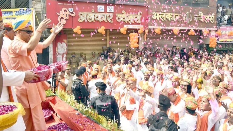 गोरक्षपीठाधीश्वर व संतों ने एक दूसरे को लगाया भस्म का तिलक