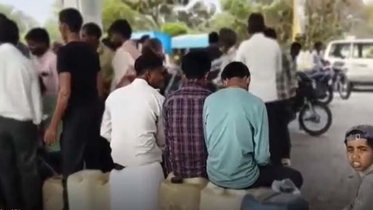 यूपी में तेल खत्म होने की अफवाह के बाद पंपों पर लंबी कतारें, लोग गैलन में पेट्रोल-डीजल भरवाकर रख रहे हैं