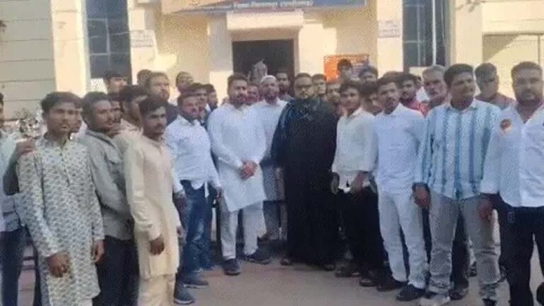 बिलासपुर में खामेनेई की मौत पर जश्न, मिठाइयां बांटी, हिंदू संगठन के नेता ने की आपत्तिजनक टिप्पणी