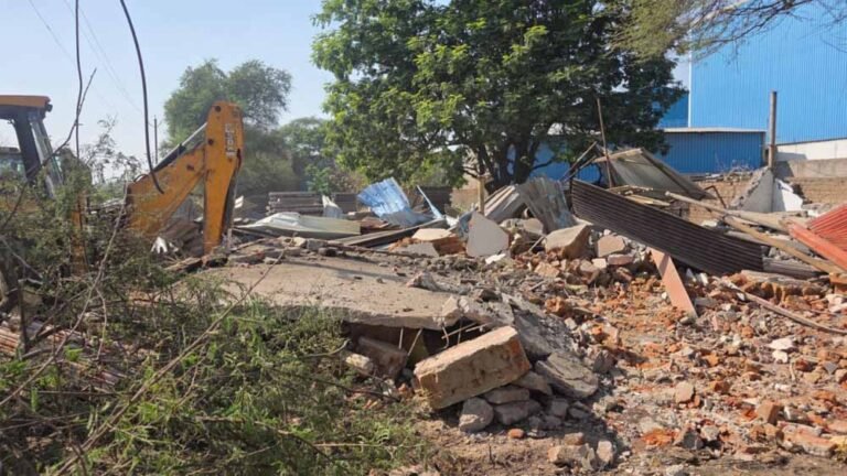 ग्राम समोदा में हटाया गया अवैध कब्जा