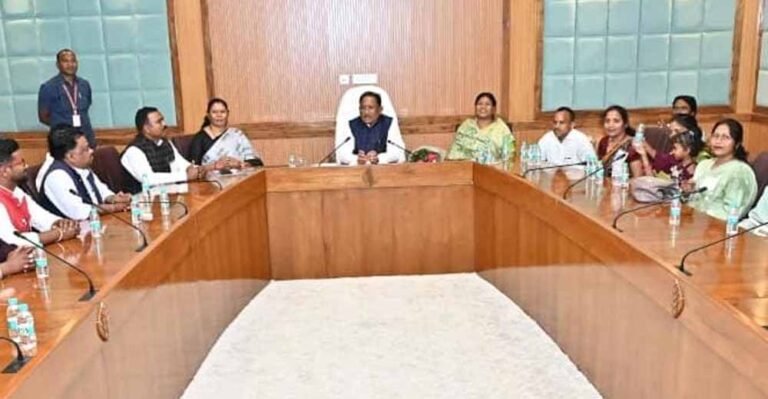 मुख्यमंत्री से जशपुर जिले के सरपंचों ने की मुलाकात