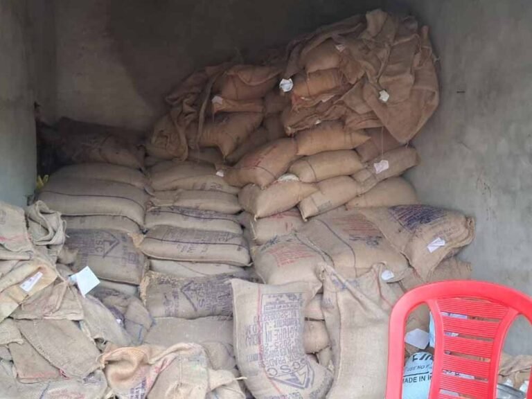 गरीबों के राशन में गड़बड़ी पर हटाए गए दो संचालक