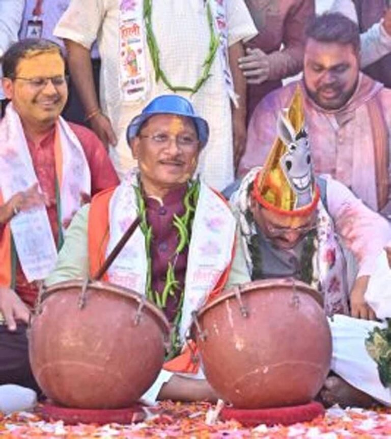 CM साय ने रायपुर प्रेस क्लब में पत्रकारों के साथ खेली होली