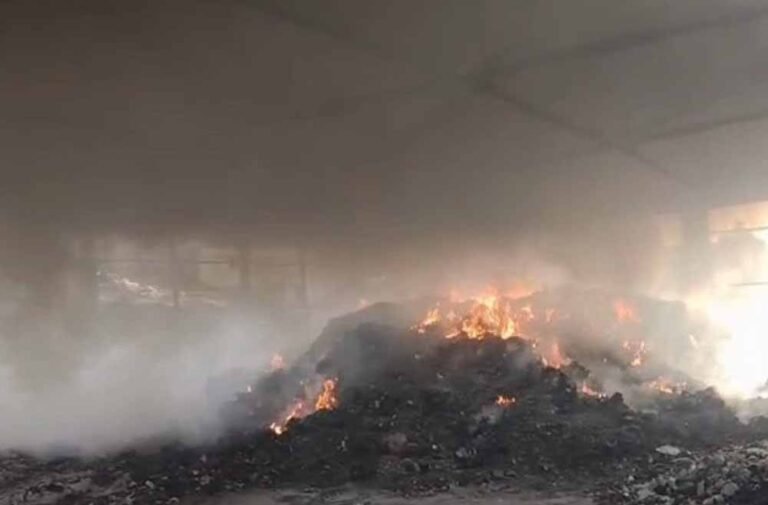 कबीरधाम में आग का कहर: SLRM केंद्र में लगी भीषण आग, फायर ब्रिगेड की मुस्तैदी से टला बड़ा हादसा