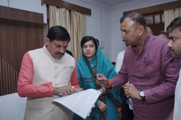 जिला सहकारी बैंक के महाप्रबंधक को किया निलंबित लापरवाह अधिकारियों को फील्ड पोस्टिंग का अधिकार नहीं