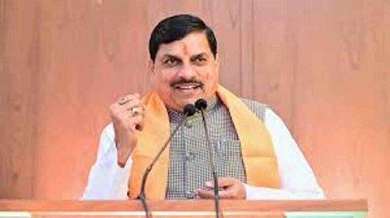 सीधी में सीएम का सख्त तेवर: कामचोर अफसरों को दी सीधी चेतावनी