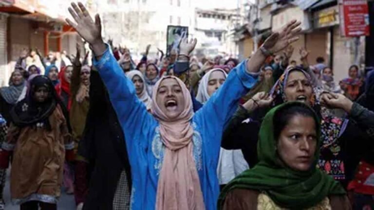 ईरान के खामेनेई के मारे जाने पर भारत में शिया मुसलमान कर रहे प्रदर्शन