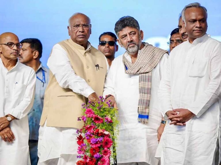 कर्नाटक में CM पद की अटकलों के बीच दिल्ली निकले शिवकुमार