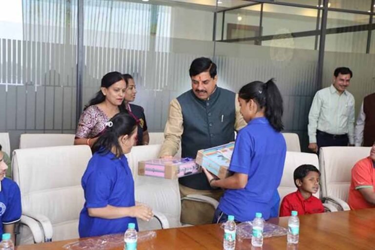 मुख्यमंत्री डॉ. यादव ने अपने जन्म दिवस पर दिव्यांग बच्चों को दुलारा बच्चों को दिये उपहार
