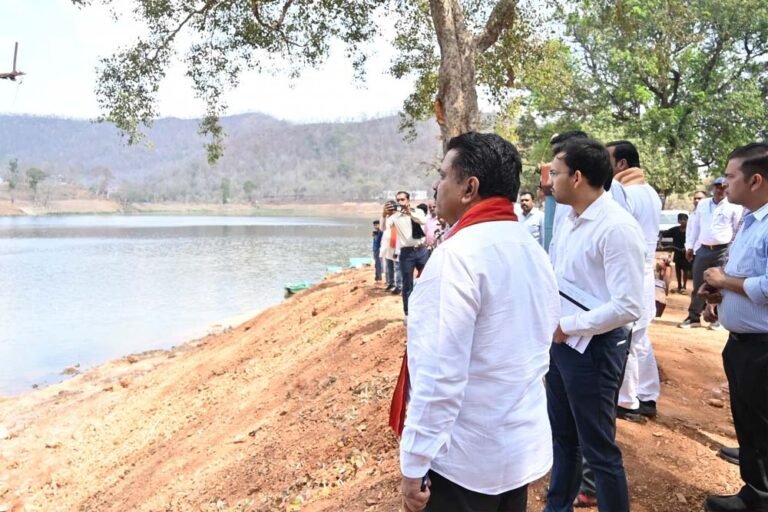 ठेकेदारों को निर्माण कार्य 1 वर्ष में पूरा करने दिए निर्देश