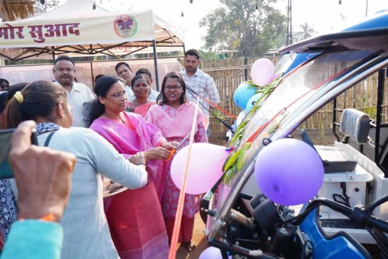 लखपति दीदी पहल के अंतर्गत 04 महिलाओं को ई-रिक्शा वितरित