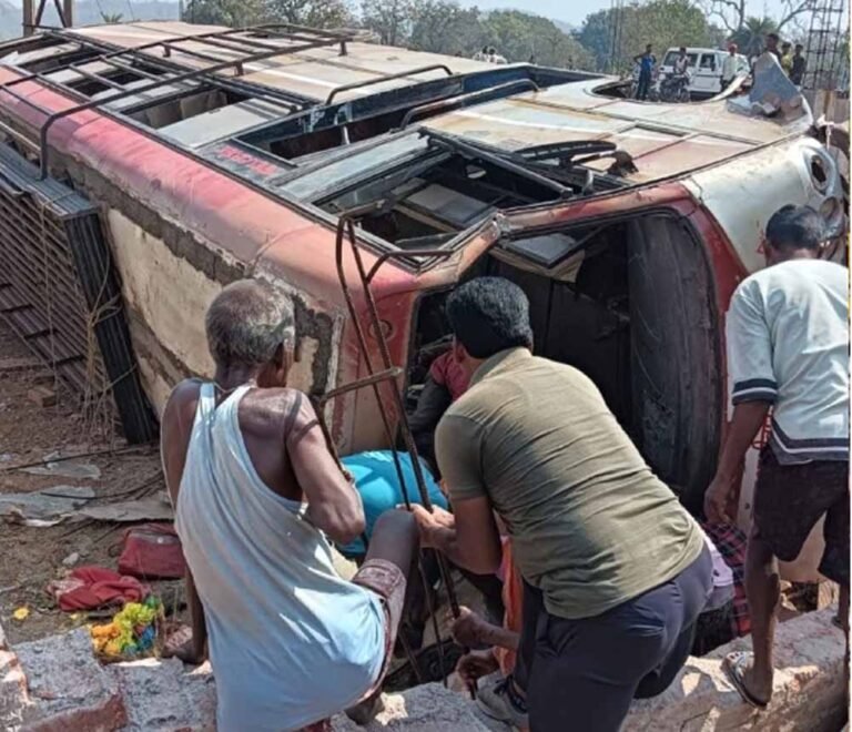 जशपुर में भीषण दुर्घटना, घर में जा घुसी बस; 5 की मौत, 20 घायल