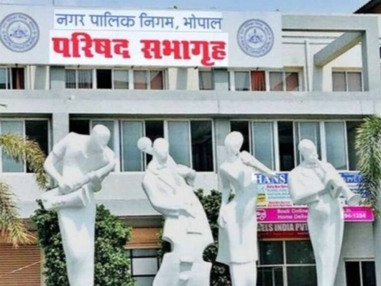 नगर निगम के इंजीनियर उदित गर्ग से पीएम आवास की जिम्मेदारी छीनी