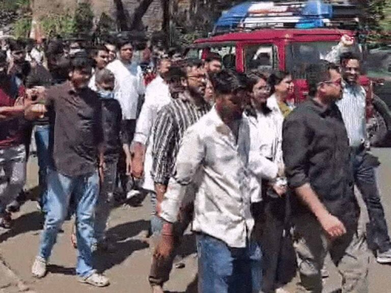 MP में स्टापेंड संशोधन लागू न होने पर मेडिकल कॉलेजों में 8 हजार डॉक्टर्स हड़ताल पर