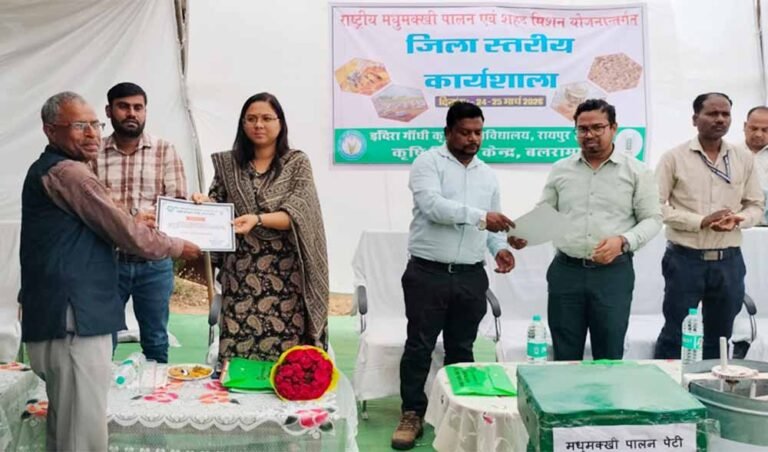 मधुमक्खी पालन से किसानों की आय में 20 से 25 प्रतिशत तक वृद्धि संभव