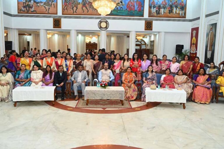 लोकभवन में अंतर्राष्ट्रीय महिला दिवस के अवसर पर ज़मीनी स्तर पर काम कर रही महिलाओं का हुआ सम्मान