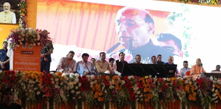 योगीजी ने गेरुए वस्त्र में सिंगापुर-जापान जाकर केसरिया रंग और पक्का किया