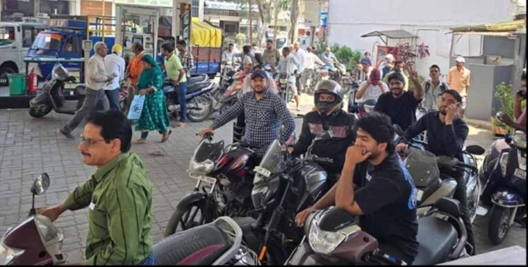 फ्यूल संकट की अफवाह से हड़कंप: रतलाम में भारी भीड़ और विवाद, बंद करने पड़े पेट्रोल पंप