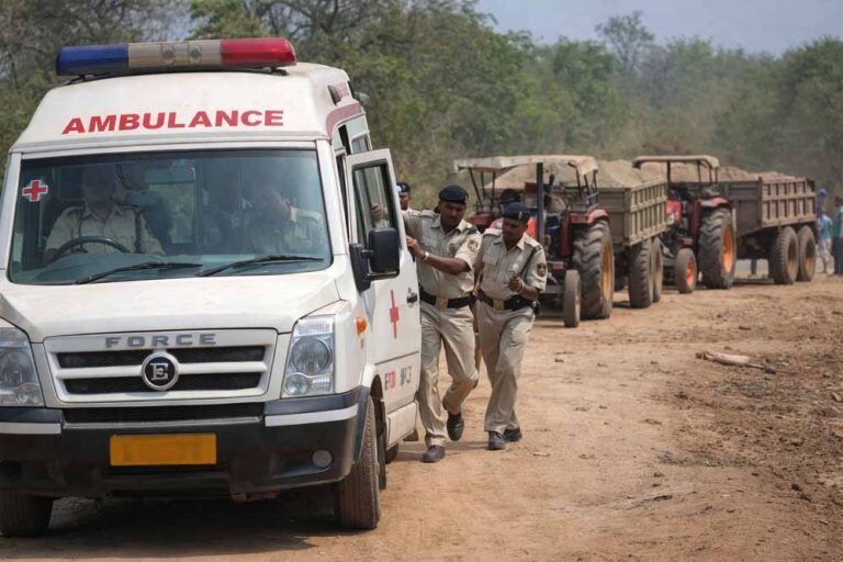 रेत माफिया पर शिकंजा: बालाघाट में एंबुलेंस में पहुंची पुलिस, घेराबंदी कर ट्रैक्टर पकड़े