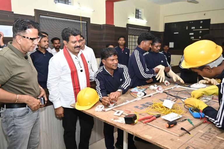 पुनर्वासित युवाओं के प्रशिक्षण का किया अवलोकन, वेलकम एवं इलेक्ट्रिकल टूल किट का किया वितरण