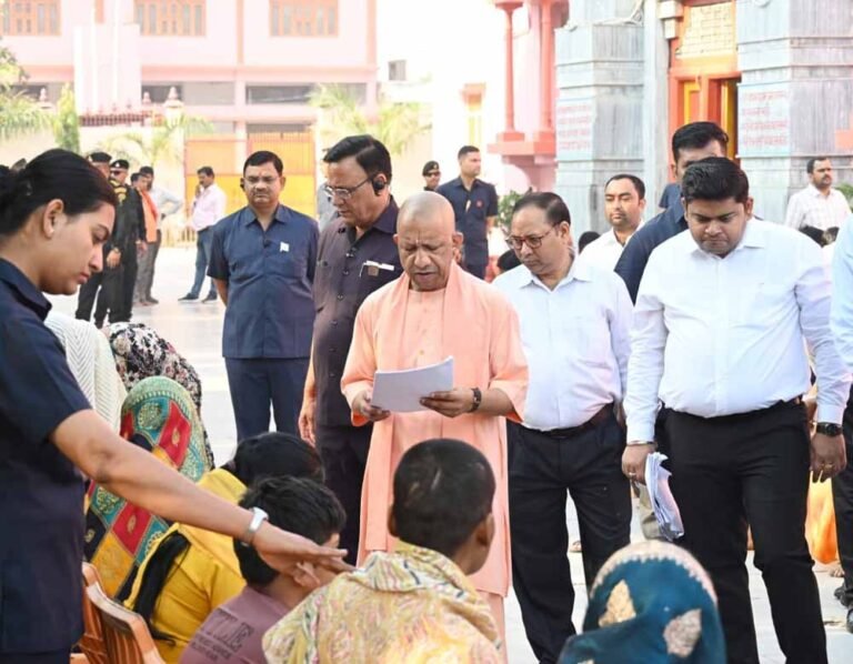 जनता दर्शन में 200 लोगों की समस्याएं सुनीं सीएम योगी आदित्यनाथ ने